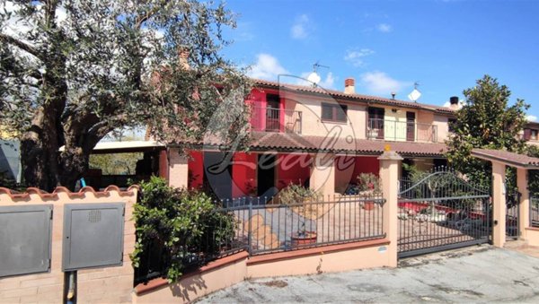 casa indipendente in vendita a Tolentino