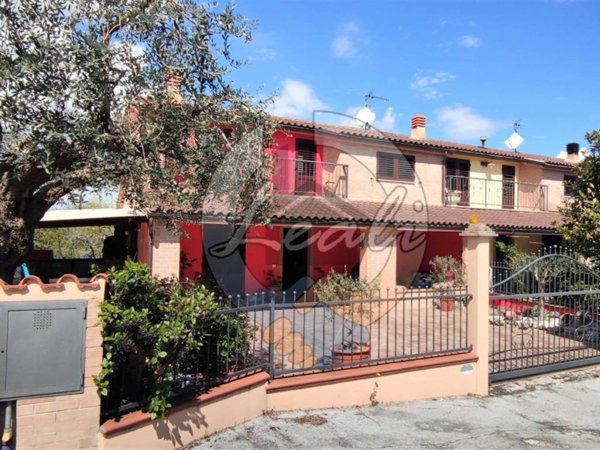 casa indipendente in vendita a Tolentino in zona Pianciano