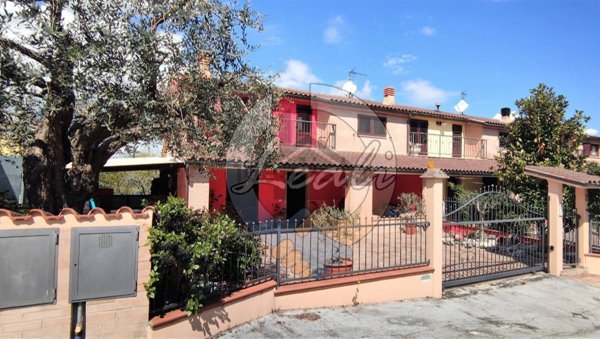 casa indipendente in vendita a Tolentino
