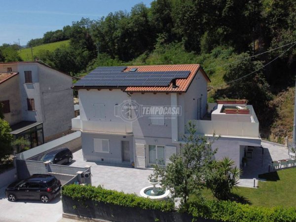 casa indipendente in vendita a Tolentino