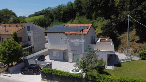 casa indipendente in vendita a Tolentino