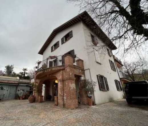 casa indipendente in vendita a Tolentino