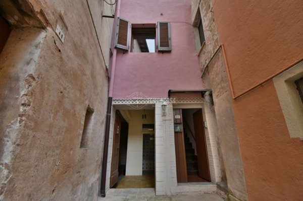 casa indipendente in vendita a Tolentino