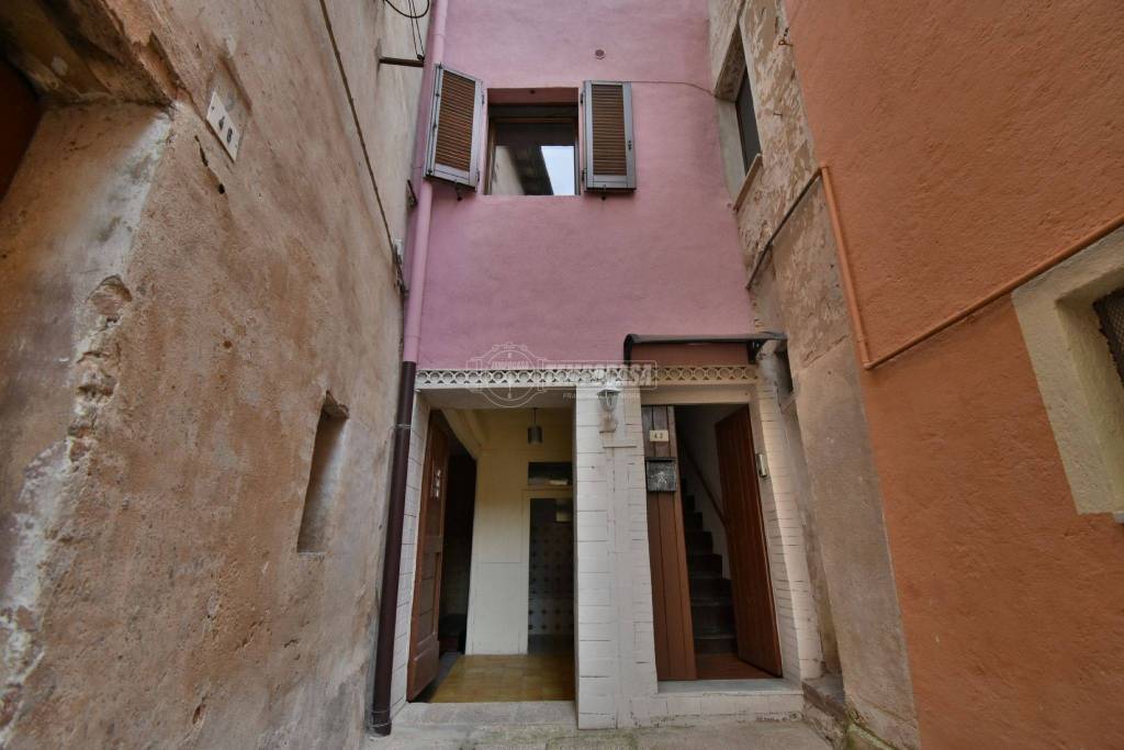 casa indipendente in vendita a Tolentino