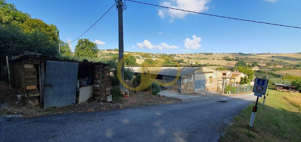 locale di sgombero in vendita a Tolentino in zona Santa Lucia