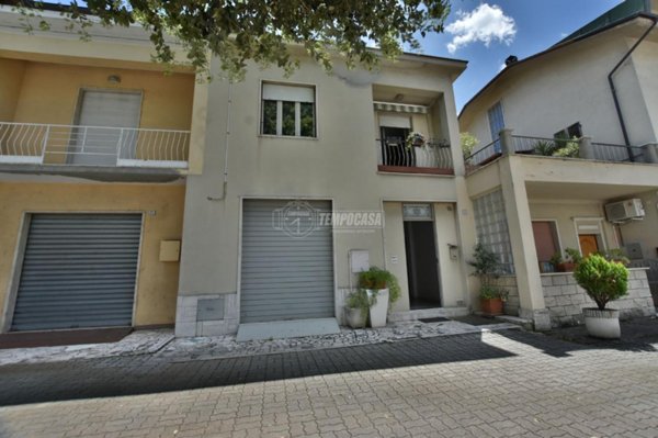 casa indipendente in vendita a Tolentino