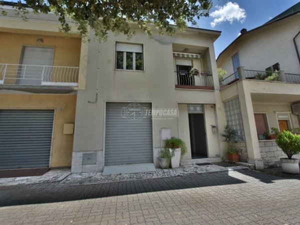 casa indipendente in vendita a Tolentino