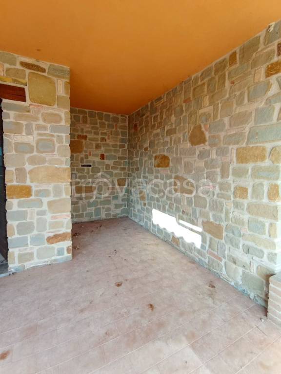 casa indipendente in vendita a Tolentino in zona Massaccio