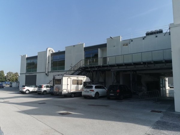 locale commerciale in vendita a Tolentino in zona Pace