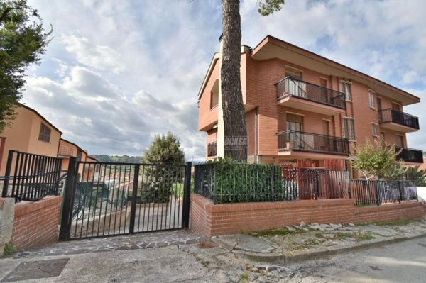 casa indipendente in vendita a Tolentino in zona Portanova