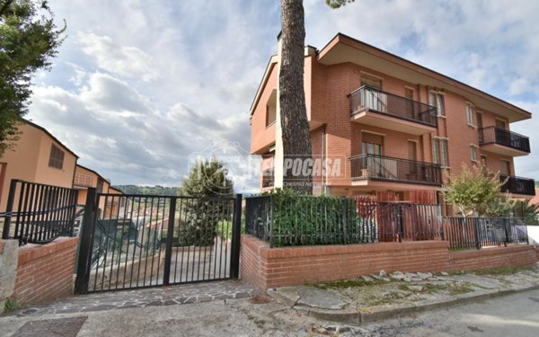 casa indipendente in vendita a Tolentino in zona Portanova