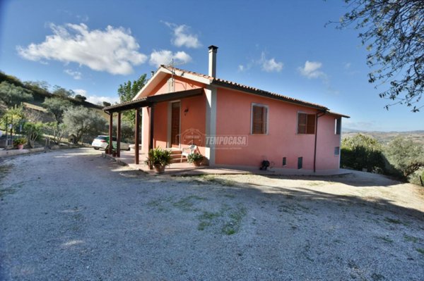 casa indipendente in vendita a Tolentino