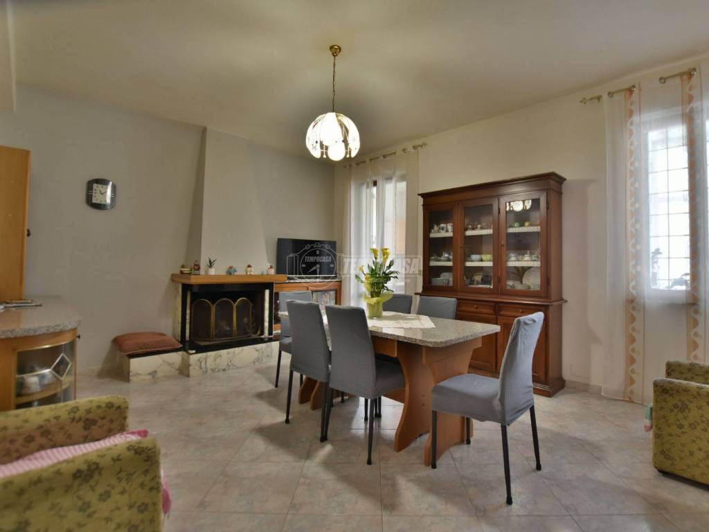 casa indipendente in vendita a Tolentino in zona Paterno