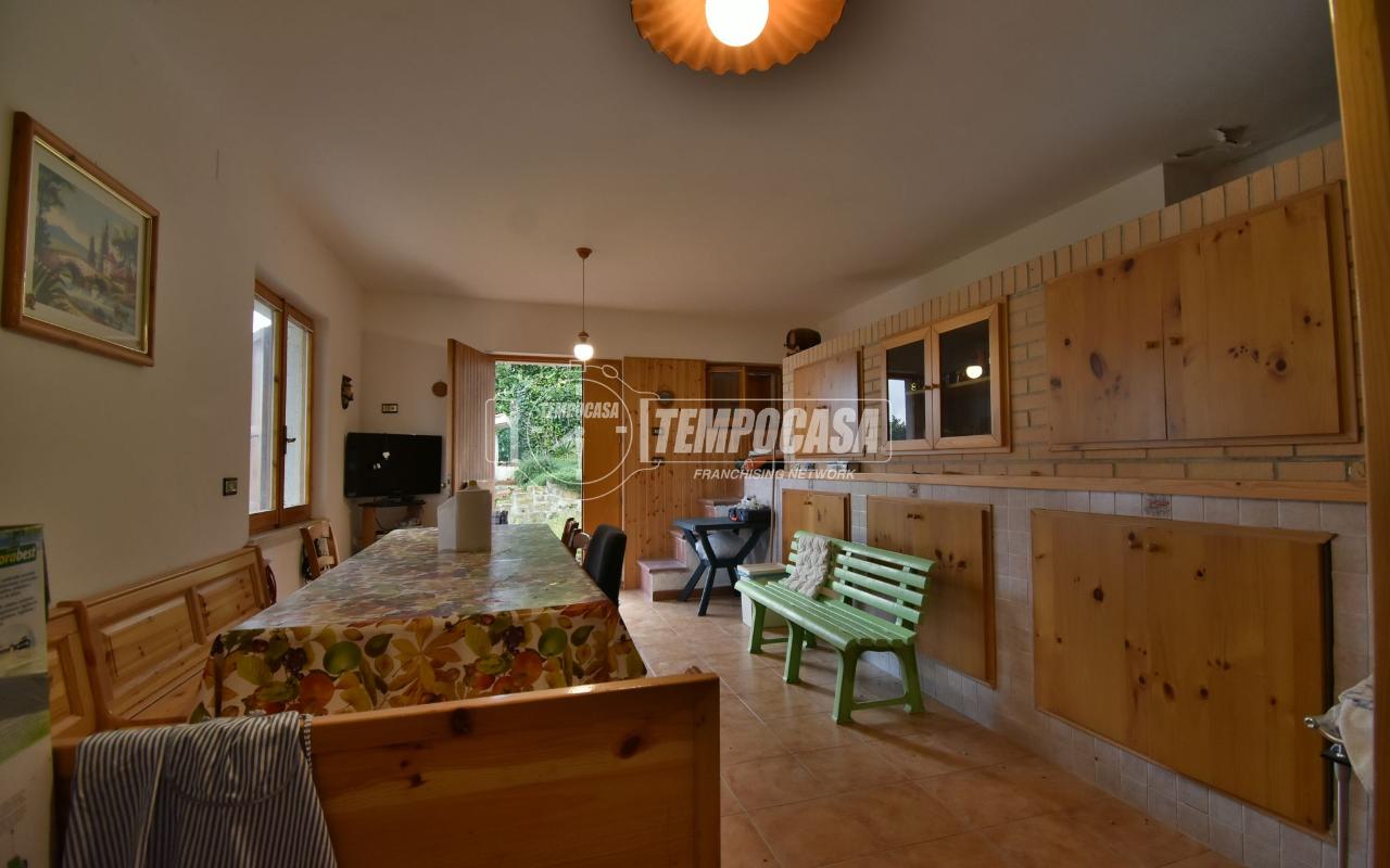 casa indipendente in vendita a Tolentino in zona Sant'Andrea