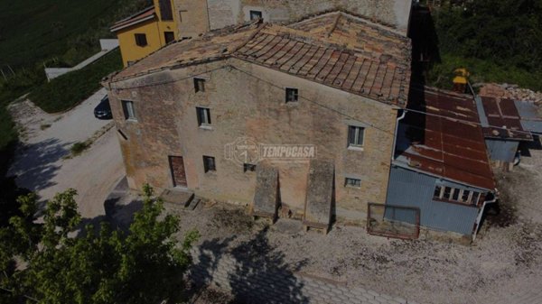 casa indipendente in vendita a Tolentino in zona Paterno