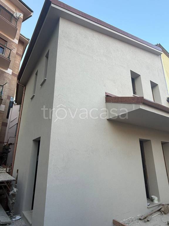 casa indipendente in vendita a Tolentino