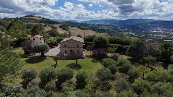 casa indipendente in vendita a Tolentino