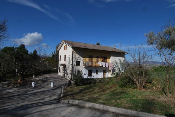 casa indipendente in vendita a Tolentino