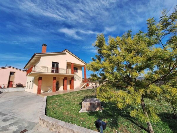 casa indipendente in vendita a Tolentino in zona Santa Lucia
