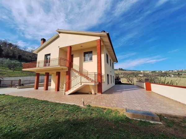 casa indipendente in vendita a Tolentino in zona Santa Lucia
