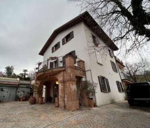 casa indipendente in vendita a Tolentino