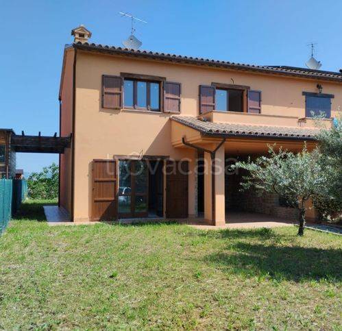 casa indipendente in vendita a Tolentino