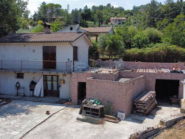 casa indipendente in vendita a Tolentino