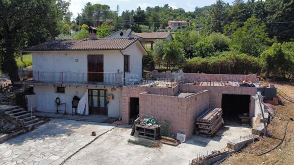 casa indipendente in vendita a Tolentino