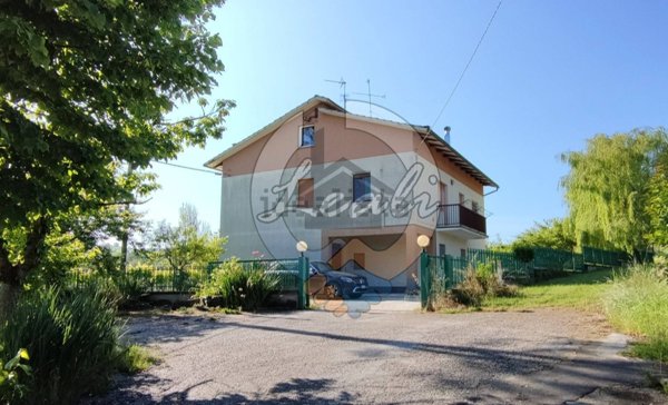 casa indipendente in vendita a Tolentino