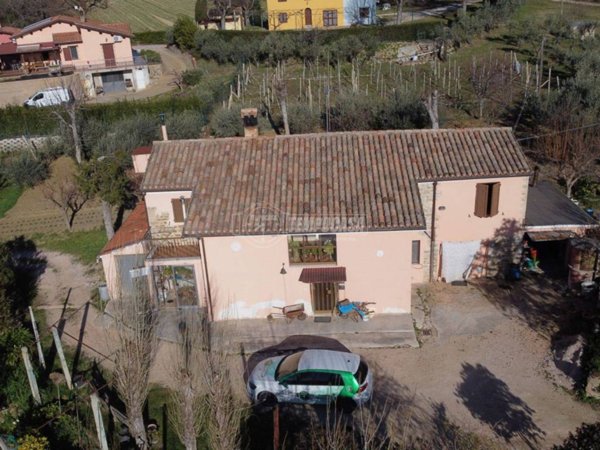 casa indipendente in vendita a Tolentino in zona Bura
