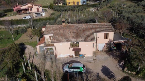 casa indipendente in vendita a Tolentino in zona Bura