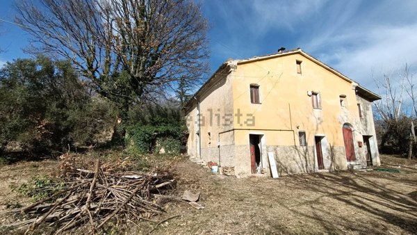 casa indipendente in vendita a Tolentino