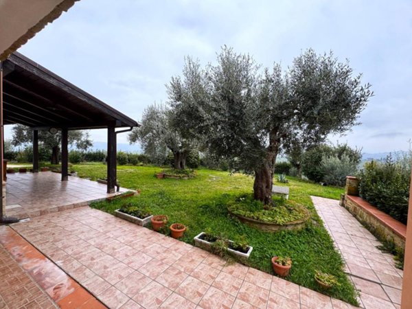 casa indipendente in vendita a Tolentino