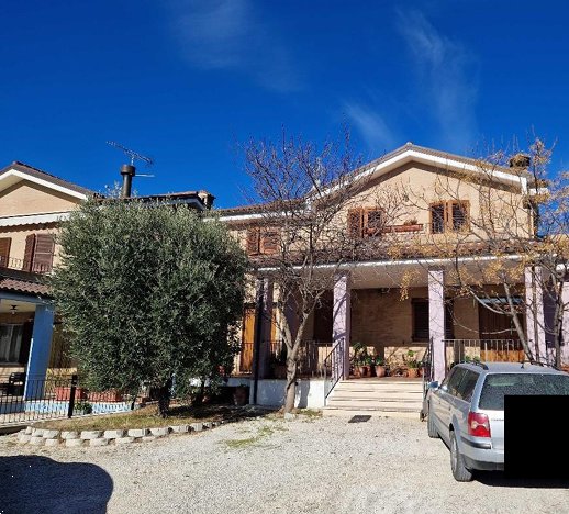 casa indipendente in vendita a Tolentino