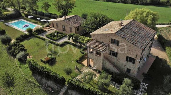 casa indipendente in vendita a Tolentino