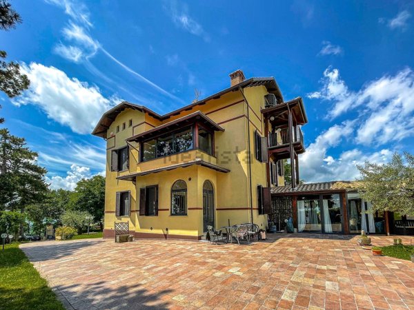 casa indipendente in vendita a Tolentino in zona Bura