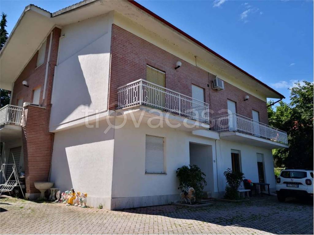 casa indipendente in vendita a Tolentino