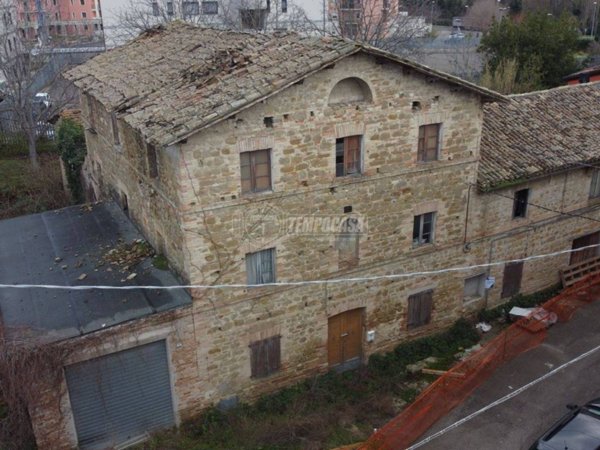 casa indipendente in vendita a Tolentino