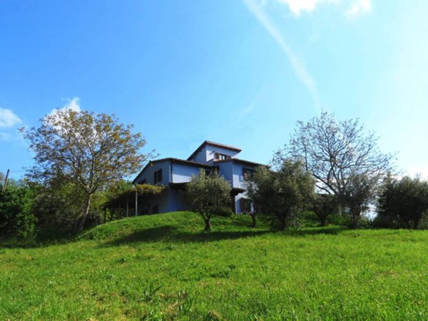 casa indipendente in vendita a Tolentino