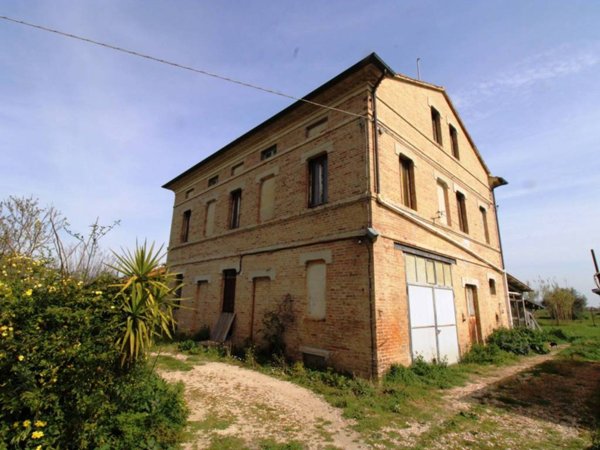 casa indipendente in vendita a Tolentino