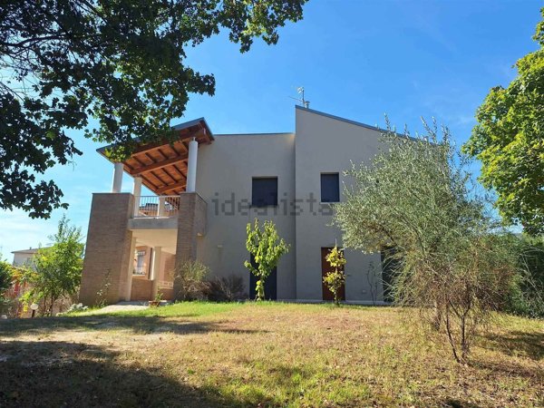 casa indipendente in vendita a Tolentino