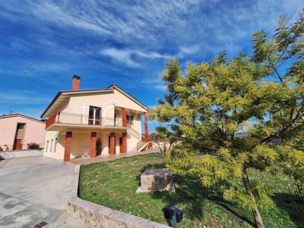 casa indipendente in vendita a Tolentino