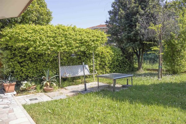 casa indipendente in vendita a Tolentino in zona Le Grazie