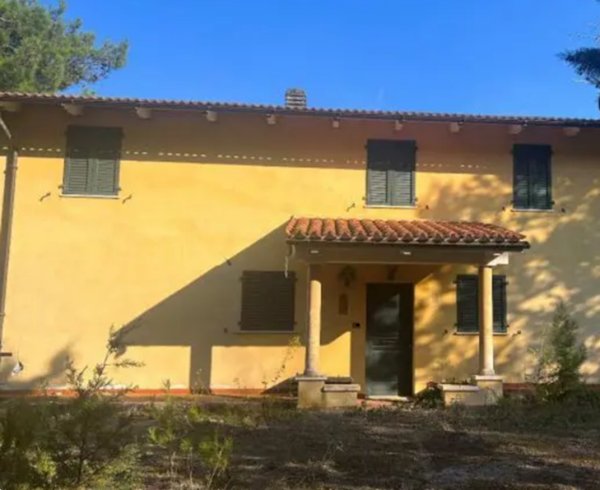 casa indipendente in vendita a Tolentino in zona Paterno