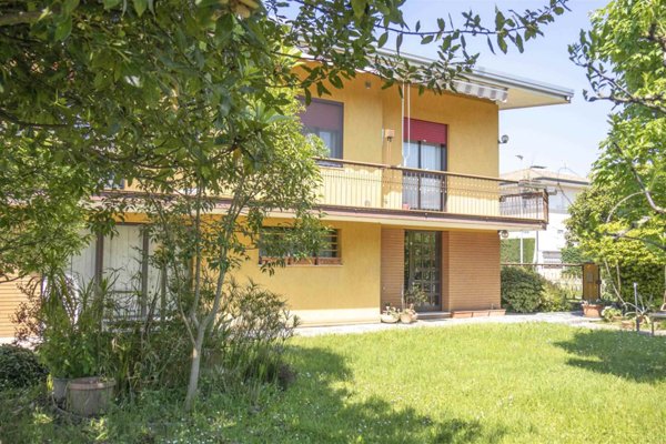 casa indipendente in vendita a Tolentino in zona Le Grazie