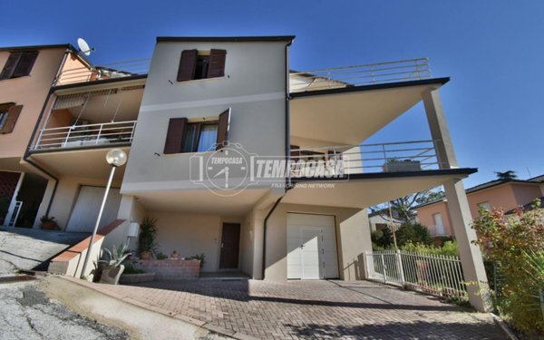 casa indipendente in vendita a Tolentino