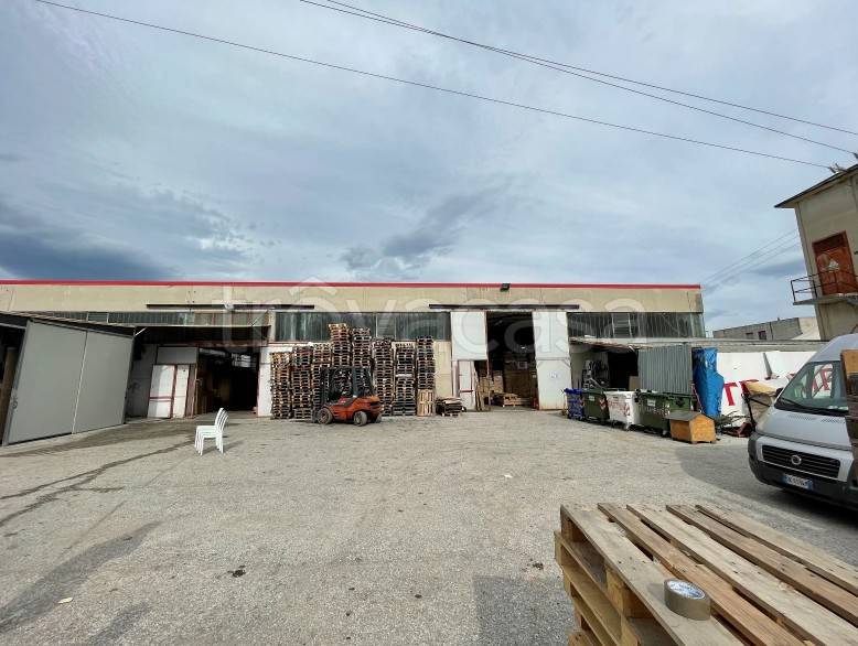 locale commerciale in vendita a Tolentino