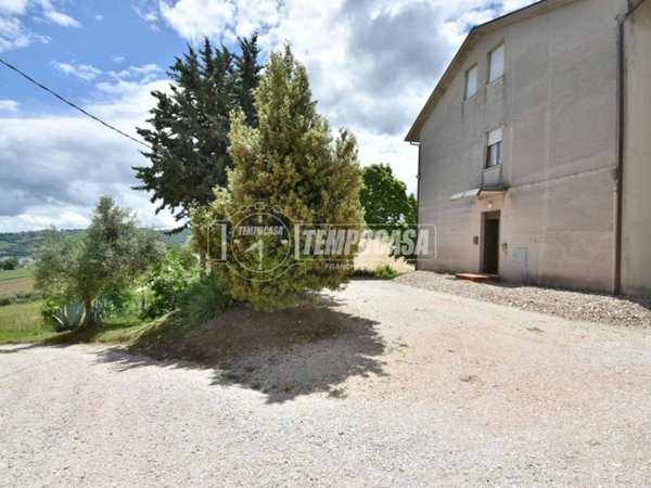 casa indipendente in vendita a Tolentino