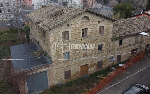 casa semindipendente in vendita a Tolentino