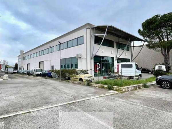 locale commerciale in vendita a Tolentino